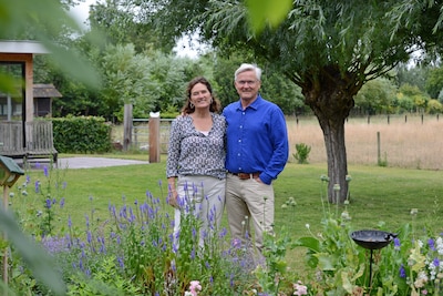 Weg van het lawaai van Schiphol: Petra (64) en Tom (71) beginnen nieuw leven in Burgh-Haamstede ‘Wij gaan hier nooit meer weg’