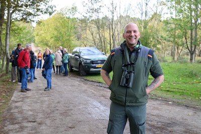 Burlende damherten trekken nieuwsgierigen naar de Kop van Schouwen: ‘Ziet er nu vredig uit, maar is het niet’
