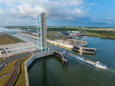 Na acht jaar werk is de nieuwe zeesluis in Terneuzen vanaf nu volledig in bedrijf