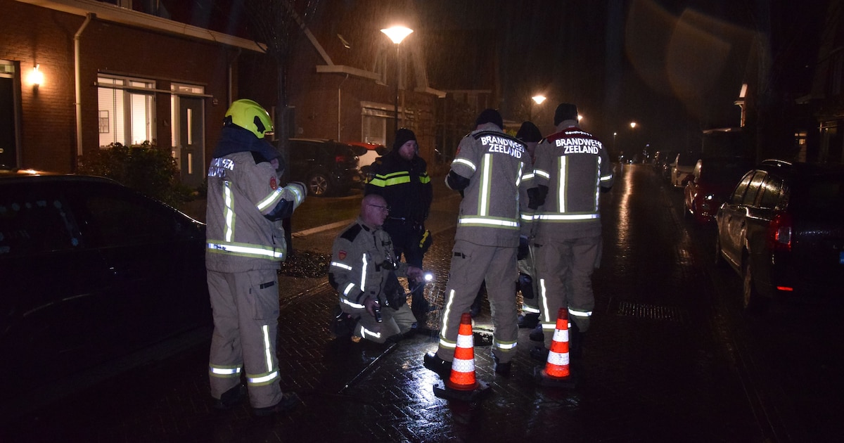 Brandweer onderzoekt vreemde lucht in het riool in Zierikzee