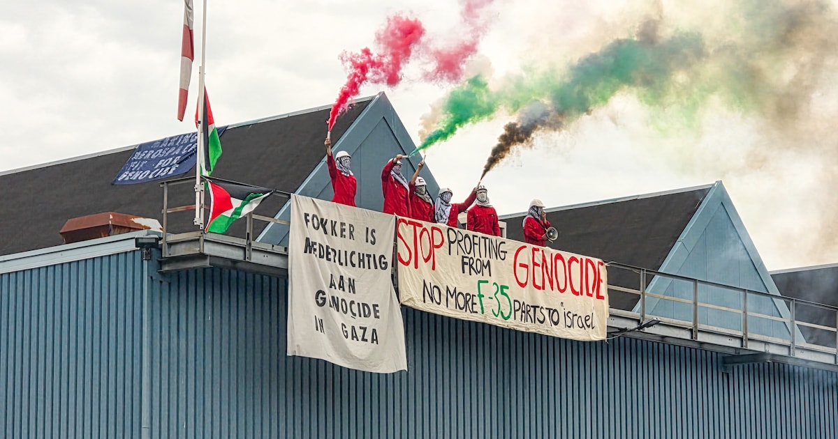 Prikkeldraad op hekken GKN Fokker-terrein, demonstranten willen het rustig houden