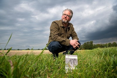 Dichter Tijs van Bragt presenteert nieuwe bundel over gras: ‘Als je goed kijkt, gebeurt er van alles’