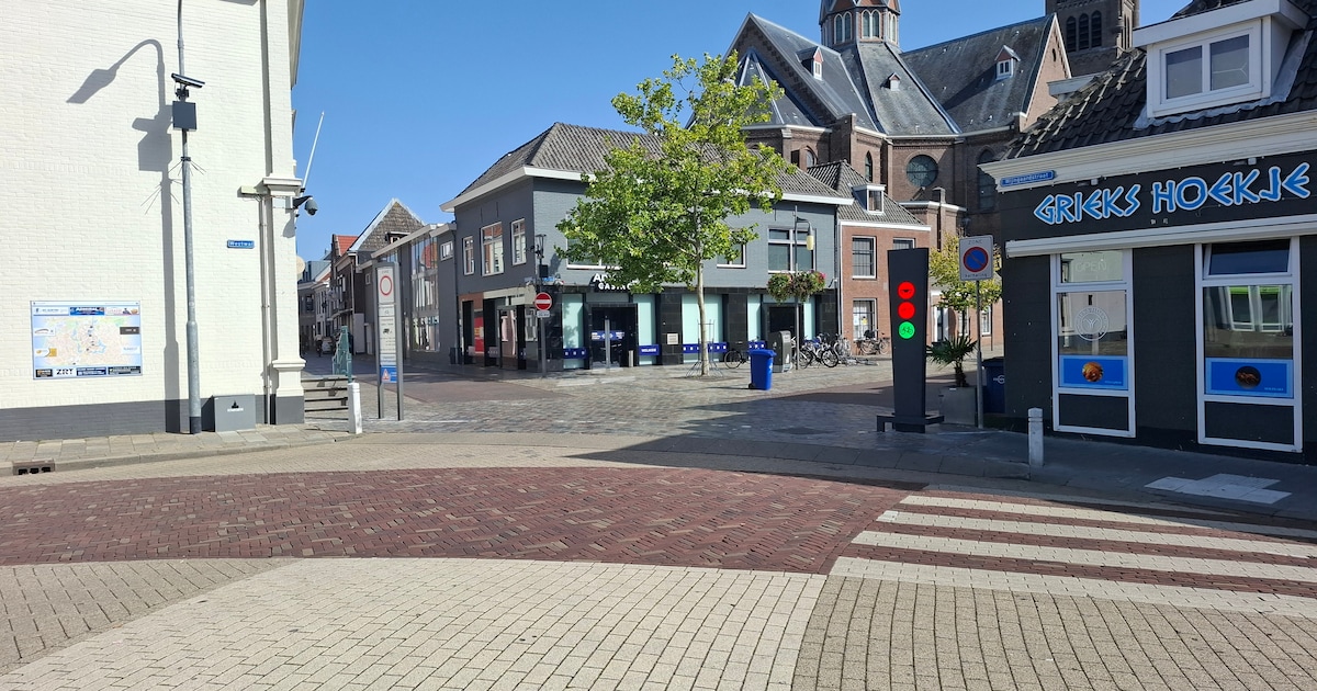 De inrichting van de autoluwe binnenstad in Goes zorgt voor een hoop verwarring rond de Zusterstraat. Vooral de onduidelijke en slecht zichtbare bebording roept vragen op. Gevolg: verkeersopstoppingen, onveilige situaties en een kerkplein dat lastig te bereiken is.