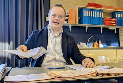 Robin heeft een beperking en werkt op een stembureau: ‘Top dat je dit doet, kerel’