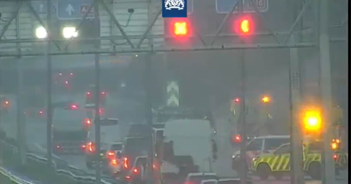 Ruim anderhalf uur vertraging door ongeval op de A15 bij Ridderkerk