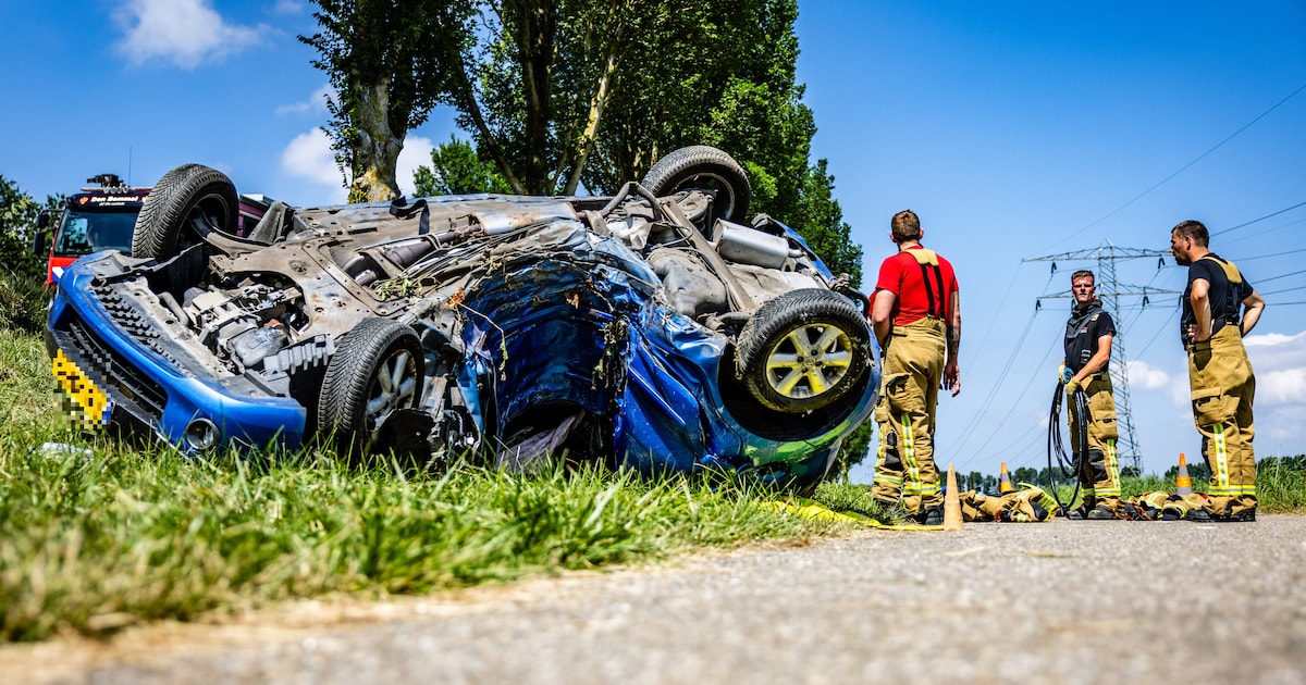 Automobilist ernstig gewond na botsing tegen boom in Stad aan ’t Haringvliet
