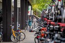 Vijf gastheren houden de drie fietsenstallingen met in totaal zo n