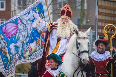 Dag Sinterklaasje in beeld: zo wuift Bergen op Zoom de stoomboot uit