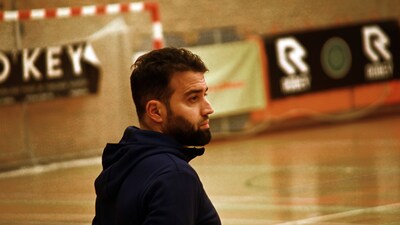 https://images.pzc.nl/YmRiZWNkMzE2MTk1M2ZjMjY3MTkvZGlvLzIzODM3Nzg1OC9maXQtd2lkdGgvNDAw/serie-afgekocht-pzc-pz20231208-0008-vlissingen-08-12-2023-zaalvoetbal-groene-ster-hoessein-bouzambou