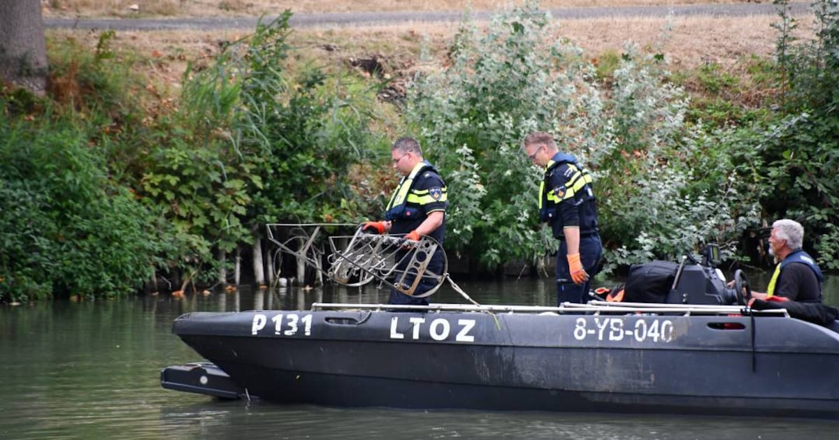 Politie doorzoekt water aan de Oostwal in Goes waar Oekraïner verdronk