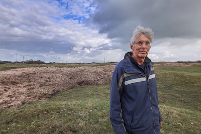 Bioloog woest over afgraving van oude duinen bij geheim defensieterrein: ‘Er groeien superbijzondere bloemetjes’