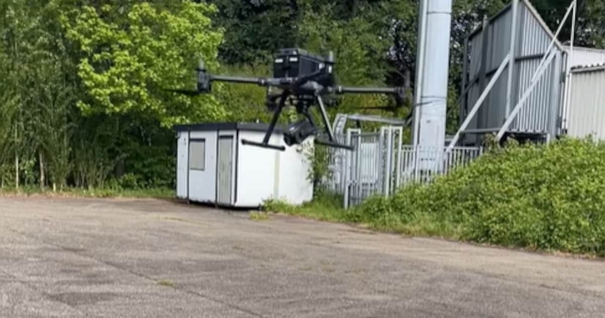 Man laat broek zakken in park en valt vrouw lastig, drone spoort hem op
