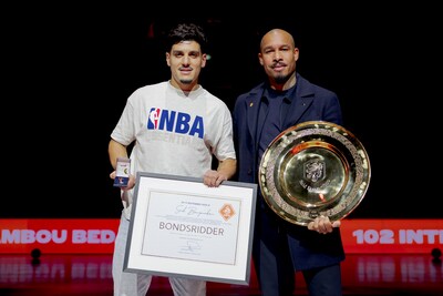 Afgezwaaide international Saïd Bouzambou is nu officieel bondsridder van de KNVB: ‘Ik ben super, super, super dankbaar’