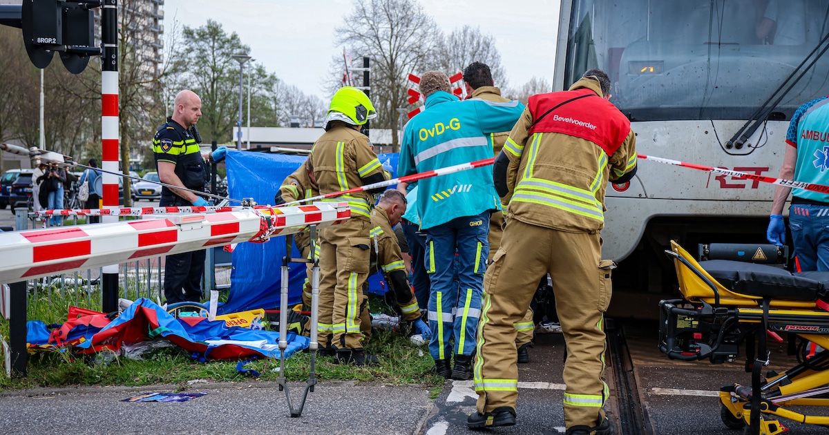 Persoon zwaargewond na aanrijding met metro in Rotterdam