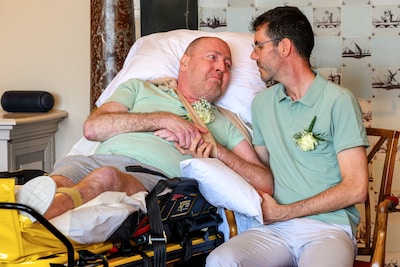 Laatste wens van Patrick (48) komt uit: terminaal zieke bruidegom trouwt met Henk na spoedactie van hospice