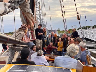 Varend podium: windkracht 3 is ideaal, varen zonder dat de muziek wegwaait