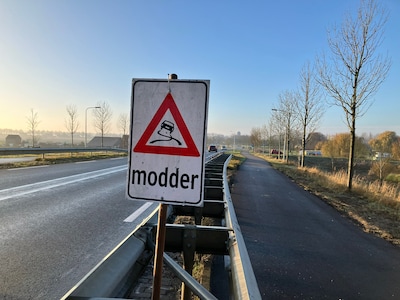 Hoe automobi­lis­ten al uren voor dodelijk ongeluk waarschuw­den voor spekgladde modder op weg in Steenber­gen