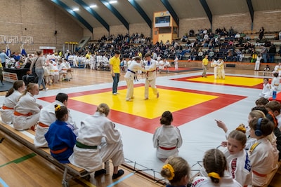 Sporthal Baskensburg per direct dicht door houtrot in dakconstructie, clubs en scholen week zonder sport