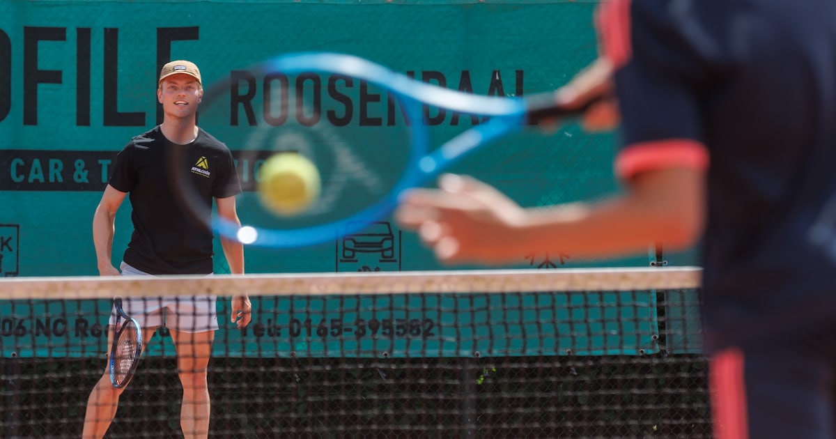 Oud-proftennisser Tim van Rijthoven geeft les aan jonge tennissers bij Tennisvereniging ’t Kèperke
