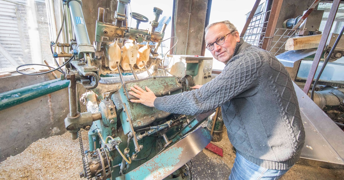 Verkoop mislukt: Jaap Kramer maakte na 55 jaar zijn allerlaatste paar klompen