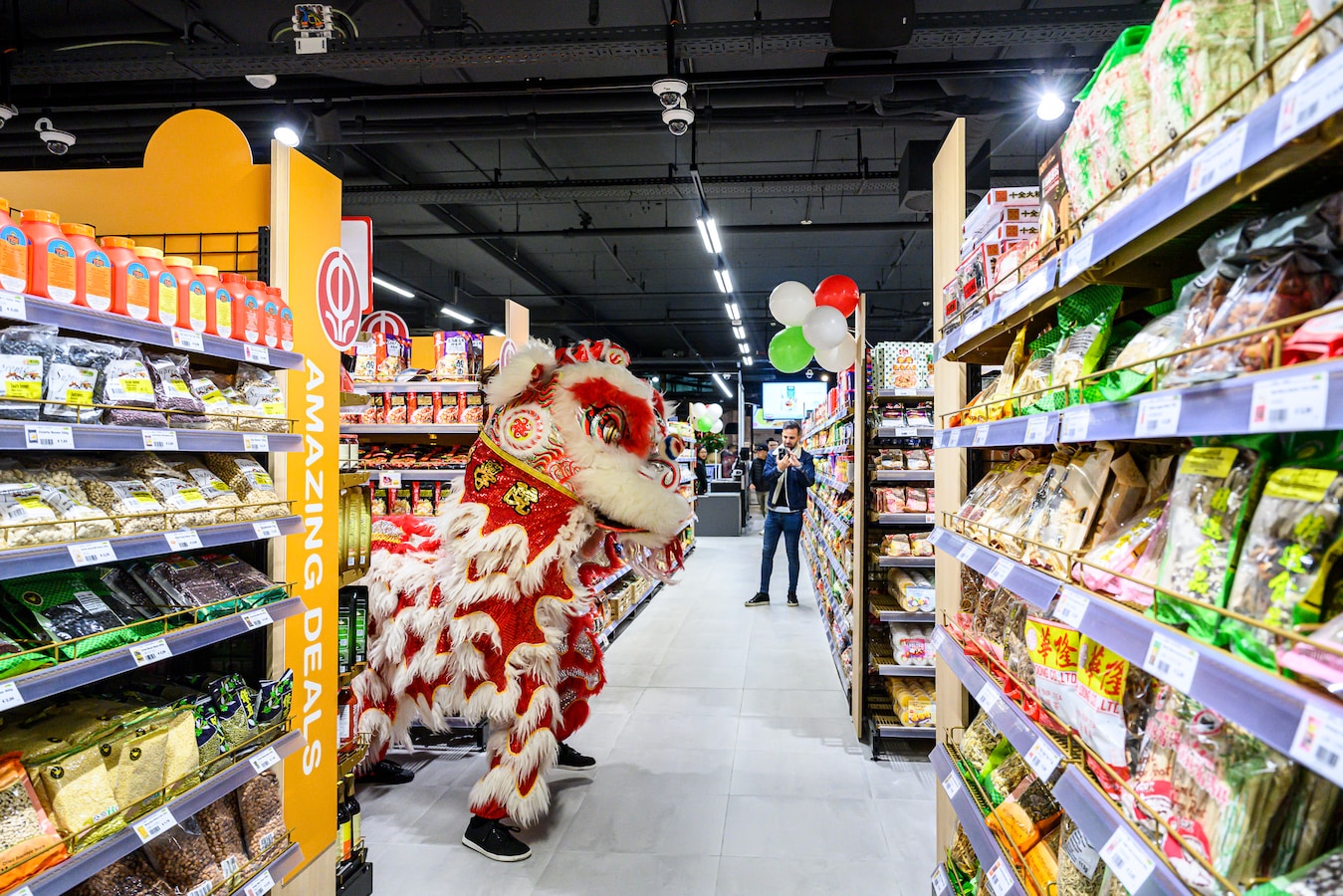 NET OPEN. Aziatische supermarkt opent in Stadsfeestzaal  Foto  pzc.nl