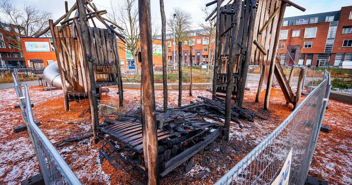Geruchten werden werkelijkheid: houten klimtoestel Driehoekspark brandt af op oudejaarsavond