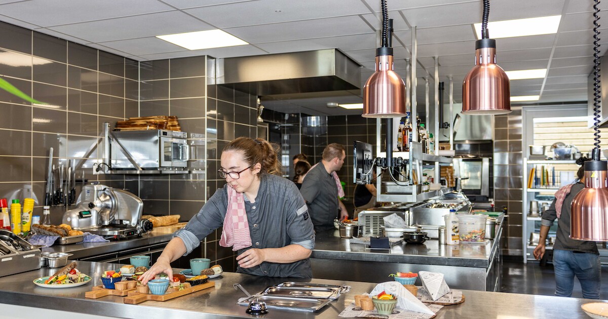 Bij de Zeester werkt de keukenbrigade als een geoliede machine