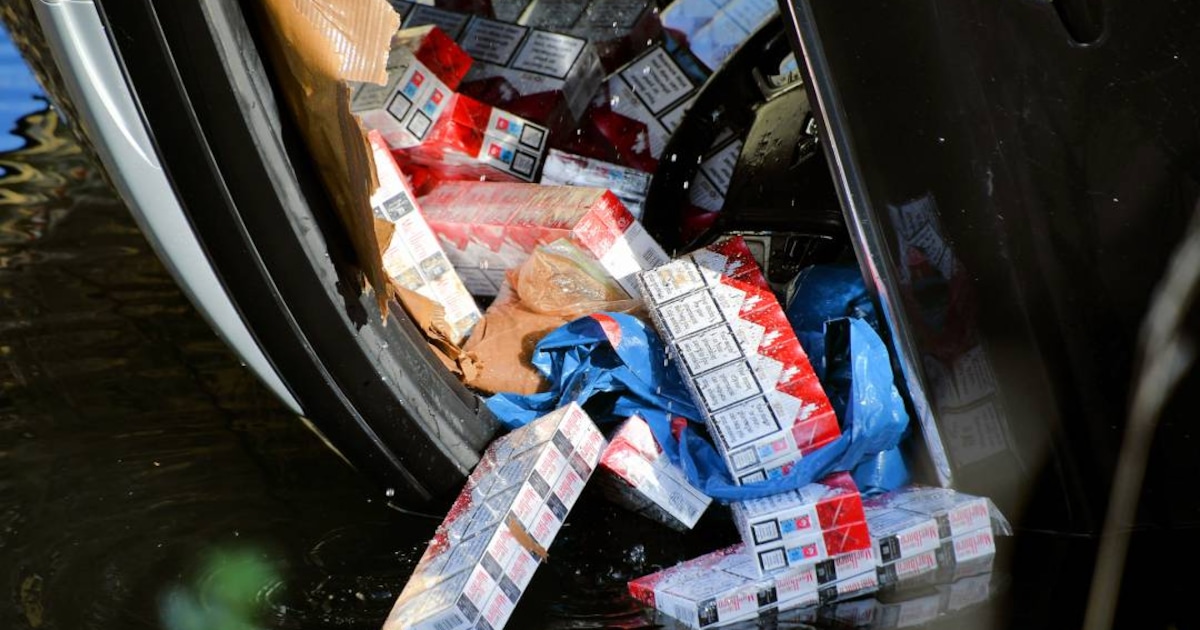 Politie ontdekt 53 sloffen sigaretten in te water geraakte auto in Goes