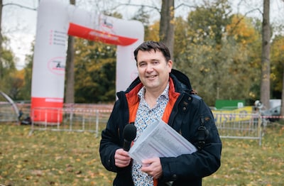 Speaker Matthieu Warrens brengt lopers over de finish: ‘Degene achterin is net zo belangrijk als de winnaar’
