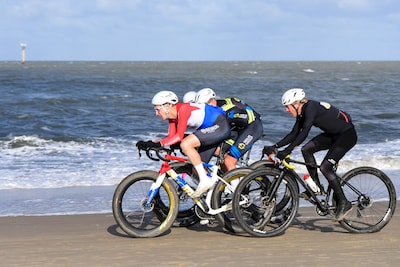 Ramses Bekkenk nog altijd snel op het strand: ‘Ik fiets nu met jongens die mijn kind hadden kunnen z