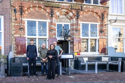 Bij Karel V is het binnen wat stilletjes, maar je krijgt er wél een kaasplank van een halve meter