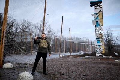 https://images.pzc.nl/YzQyYjA4ODA4NWFlZTc2OTI2ZjAvZGlvLzI2NjYzNTk4Mi9maXQtd2lkdGgvNDAw/ukraine-s-president-volodymyr-zelenskiy-self-records-a-video-in-front-of-a-sign-that-reads-kupiansk-amid-russia-s-attack-on-ukraine-in-the-frontline-town-of-kupiansk-kharkiv-region-ukraine-december-12-2025-ukrainian-presidential-press-service-handout-via-reuters-attention-editors-this-image-has-been-supplied-by-a-third-party-best-quality-available