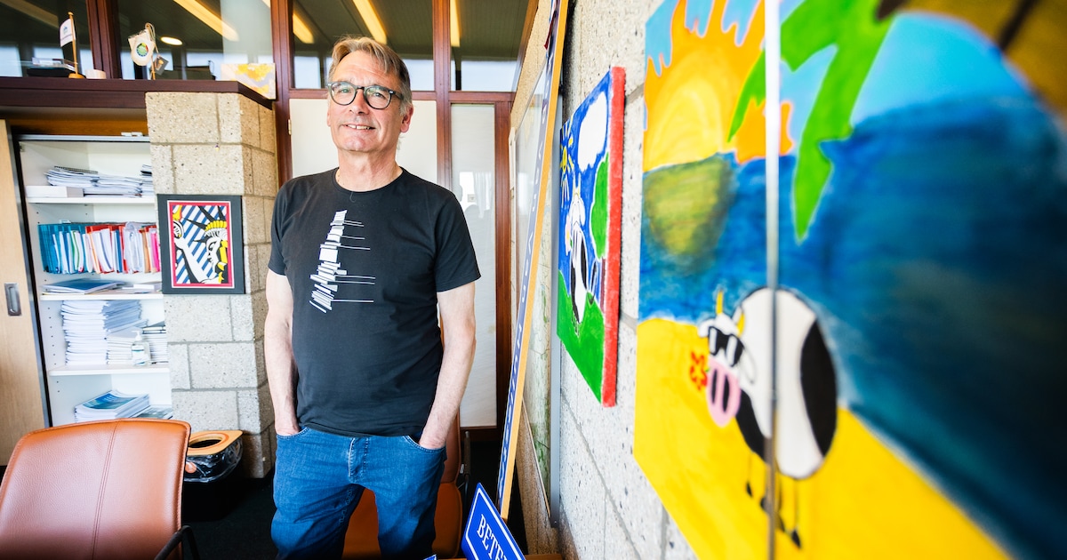 Wethouder Frank van Hulle zwaait af met een koninklijke onderscheiding
