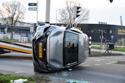 Auto belandt op zijkant na verkeersongeval in Terneuzen, bestuurder lichtgewond