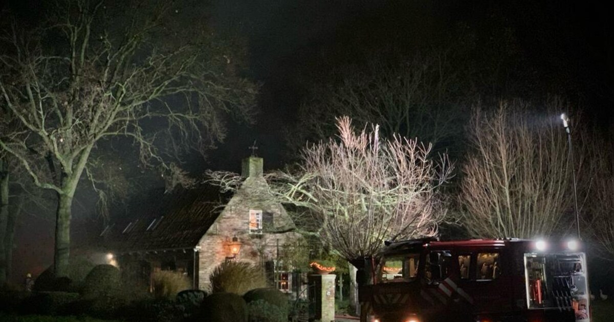 Schuur in Koudekerke in brand, weg is afgesloten