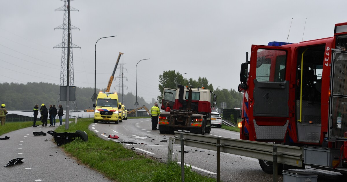 Automobilist raakt gewond aan gezicht na botsing met vrachtauto in Nieuwdorp