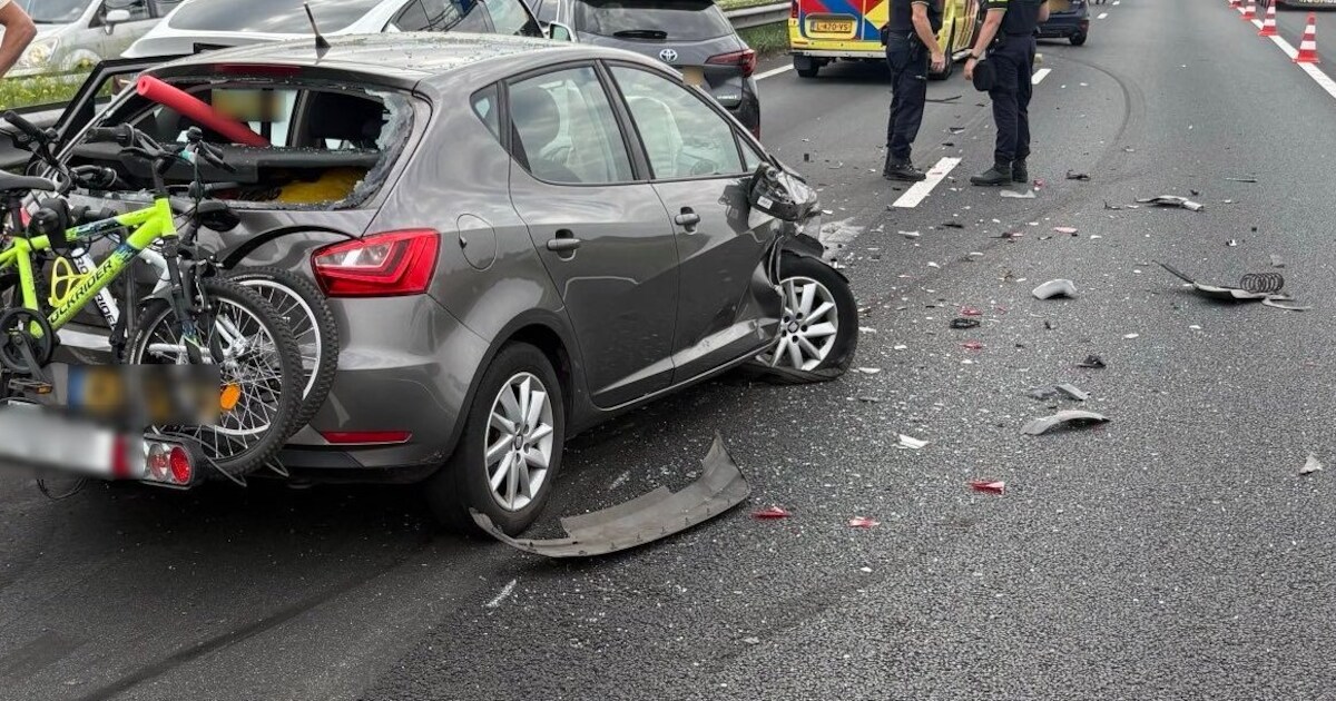 Botsing tussen vijf voertuigen op de A27 bij Nieuwendijk veroorzaakt flinke ravage