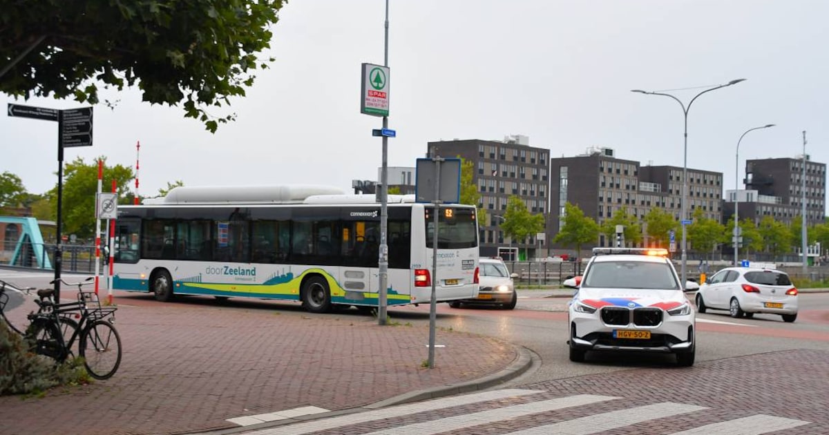 Fietser gewond na botsing met lijnbus op Stationsstraat in Middelburg.
