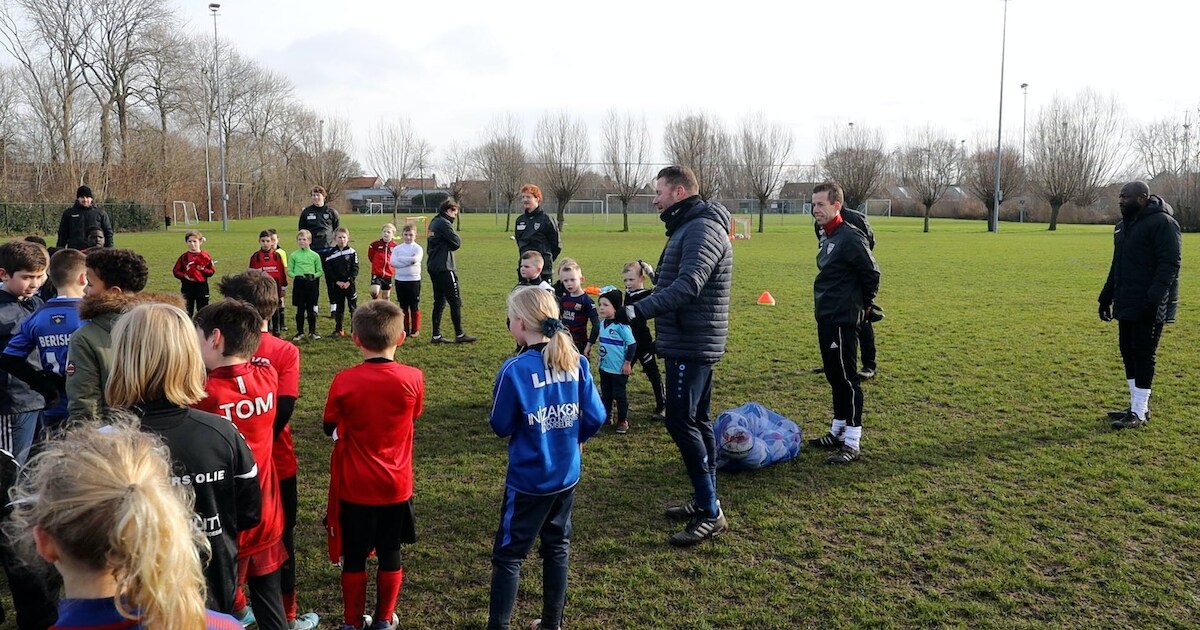 VIDEO | Eerste selectie van Oostburg houdt de jeugd bezig