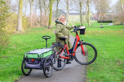 Met de auto? Nee, kapster Cora doet het liefst alles op haar fiets met aanhangwagen: 'Lekker in de buitenlucht'