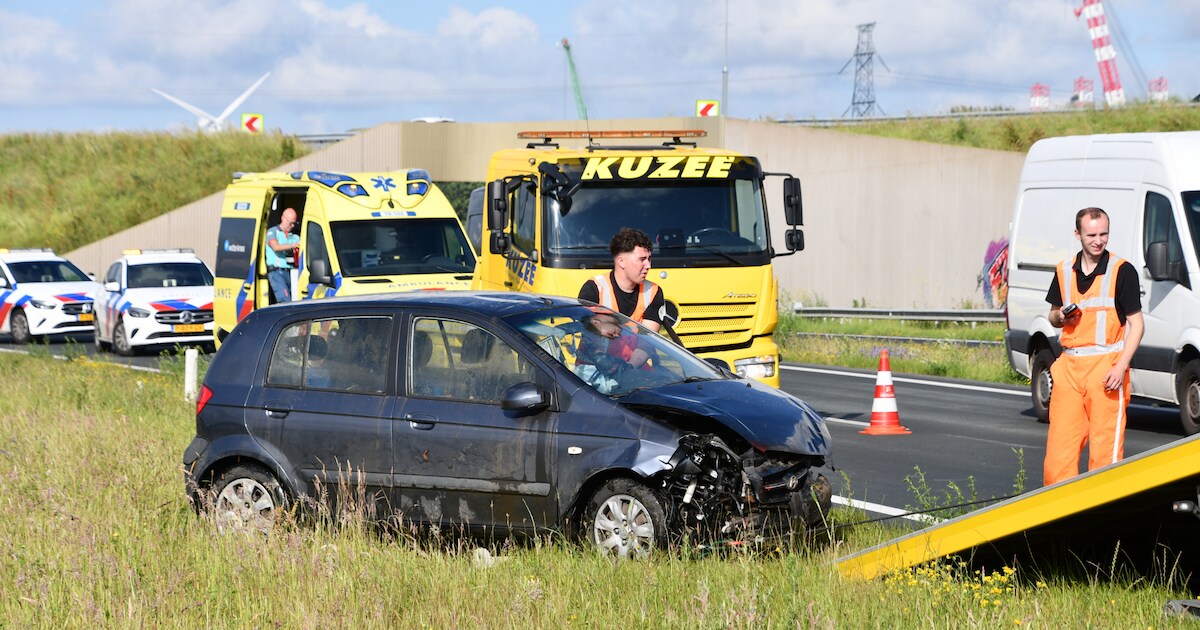 Personenauto flink beschadigd bij eenzijdig ongeval op de N62 in 's-Heerenhoek