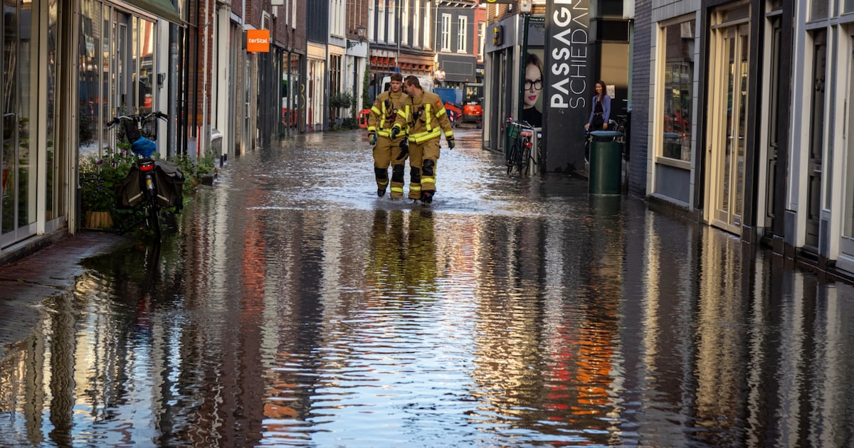 Water stroomt winkels in centrum Schiedam na leidingbreuk