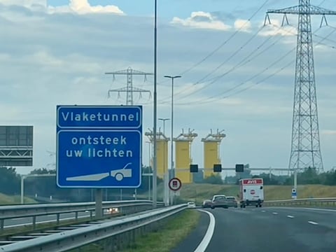 De Vlaketunnel gaat in april tien dagen lang dicht. Het verkeer over de A58 moet in deze periode omrijden via de Oude Rijksweg (N289).