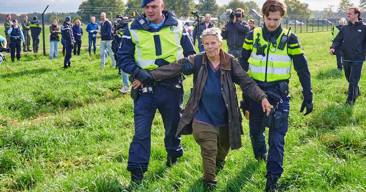 Vijf vredesdemonstranten aangehouden bij Navo-oefening Vliegbasis Volkel: ‘Boete ga ik niet betalen’