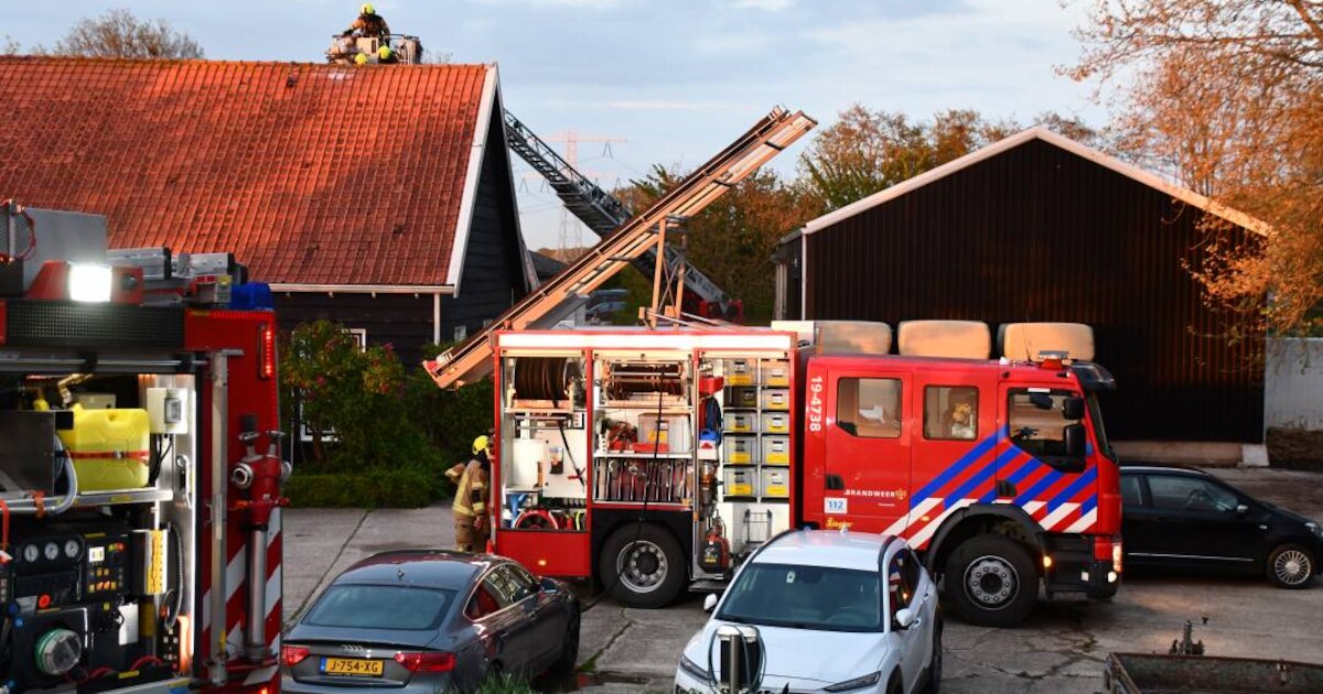Schoorsteenbrand slaat uit naar dak van woning in Driewegen