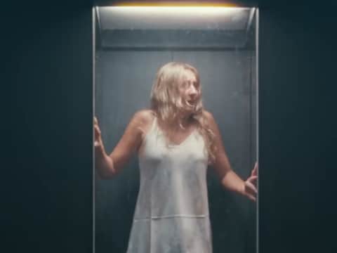 woedende-reacties-op-walibi-video-waarin-doodsbange-vrouw-als-object-wordt-verkocht-en-vermoord