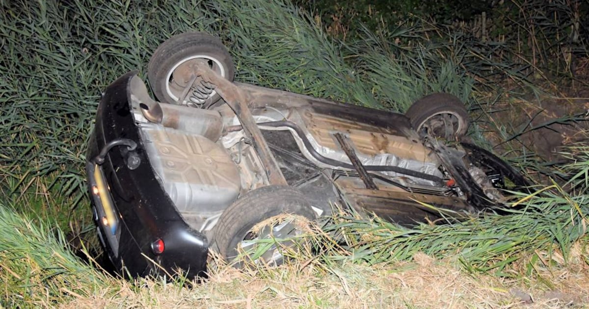 Auto belandt op dak in sloot op Nieuwesluisweg in Breskens