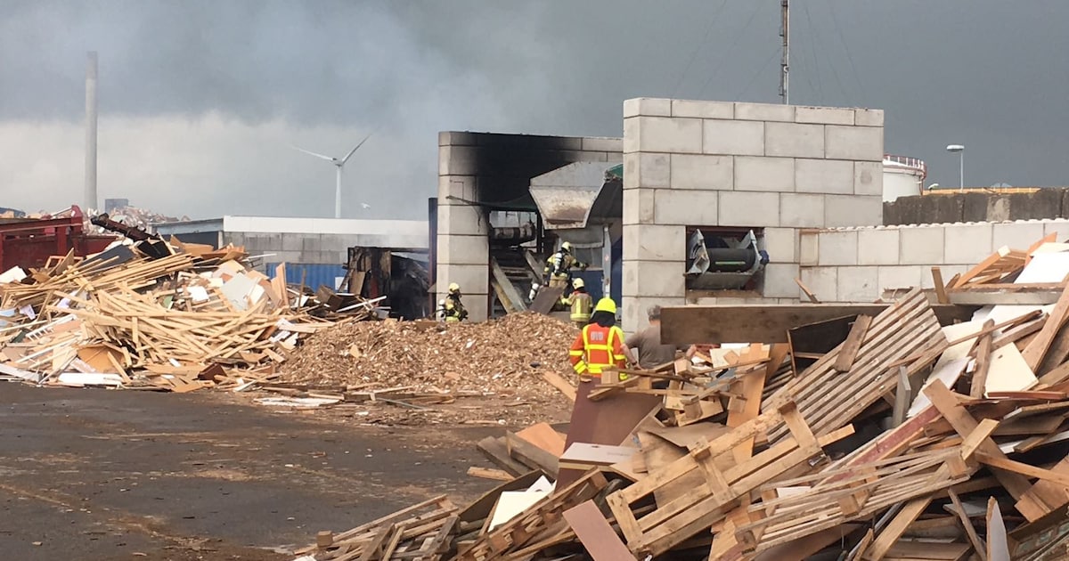 Houtshredder brandt af in Nieuwdorp