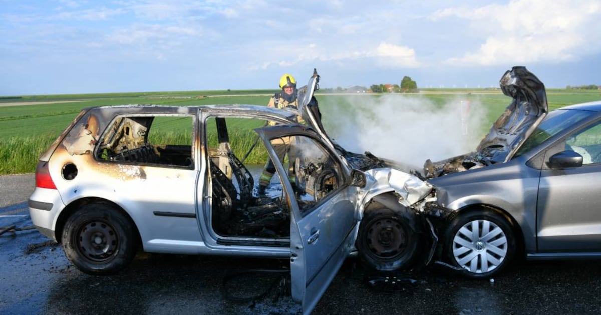 Auto's uitgebrand na frontale botsing in Kruiningen