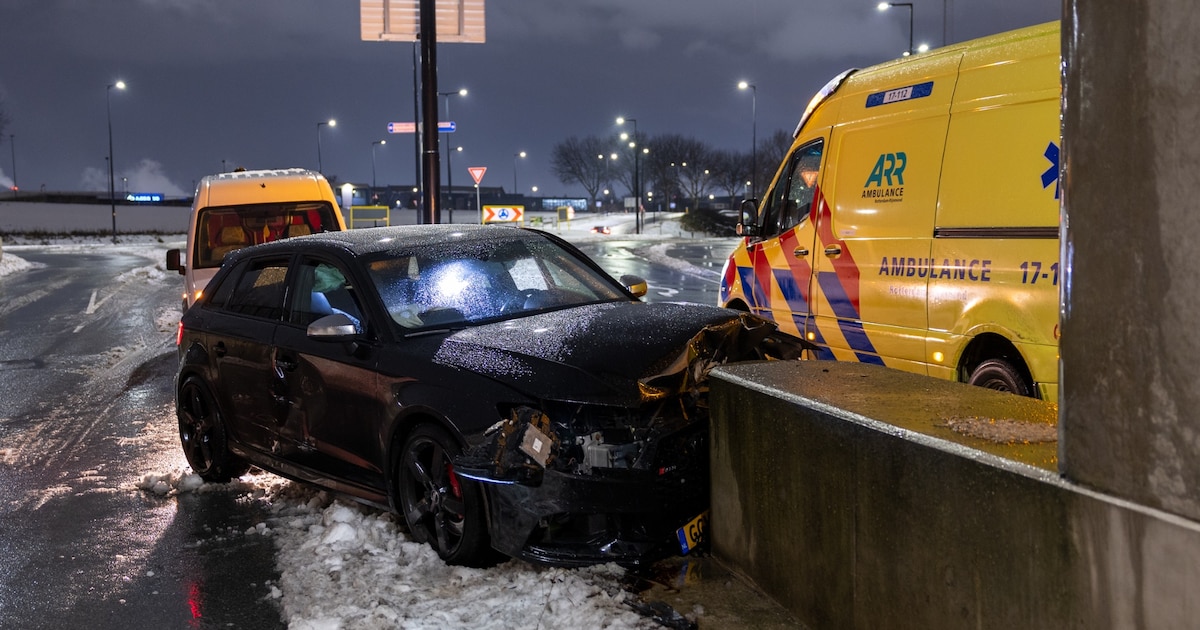 Auto botst tegen pilaar spoorviaduct na aanrijding op Marathonweg in Vlaardingen